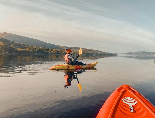 Comment trouver une croisière qui propose des activités de kayak dans les fjords norvégiens?
